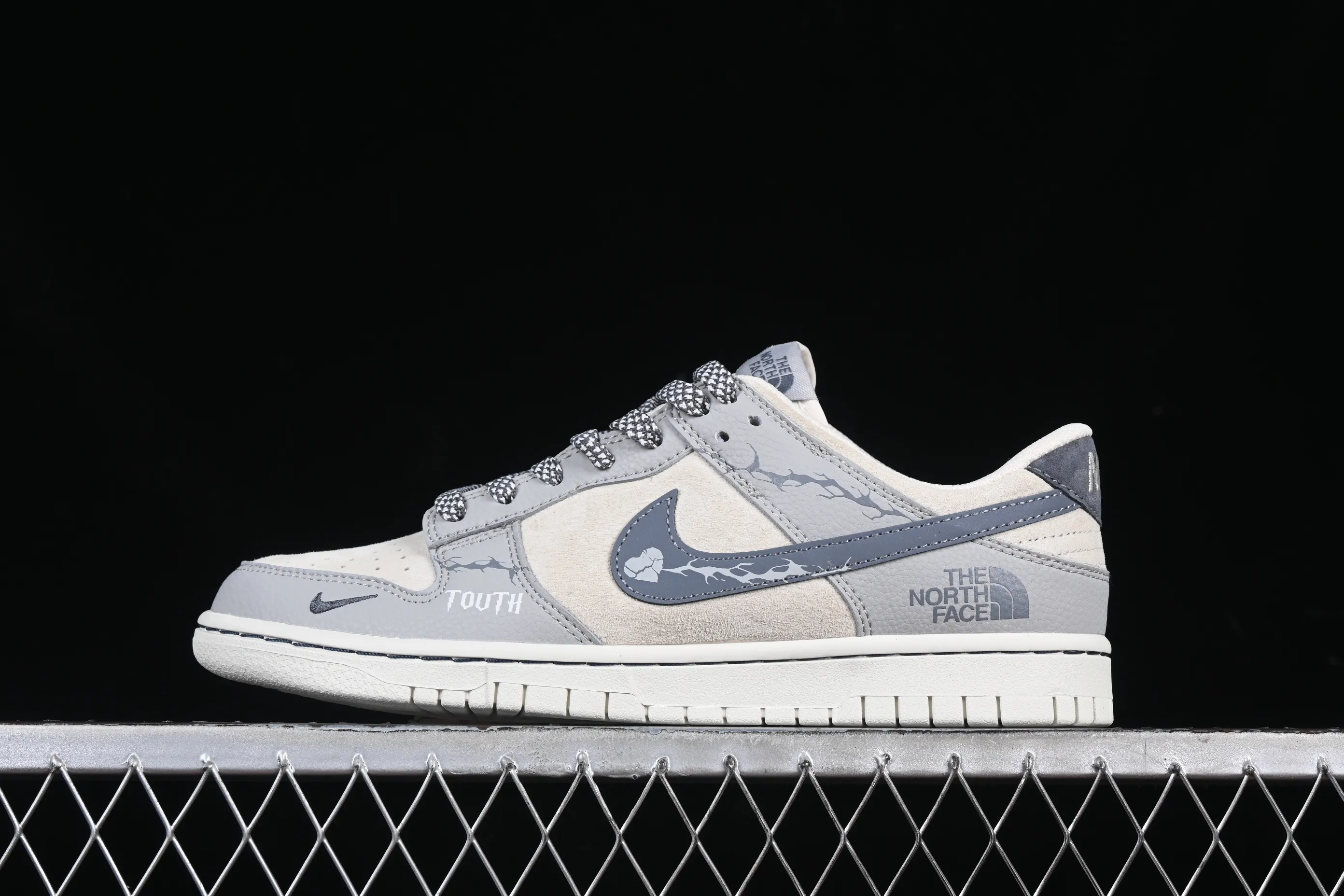 All Categories Nk SB Dunk Series Nk SB Dunk Low High-end Customized Low-top Sneakers Nk SB Dunk Low North Face Joint Piggy Gray Hook Anniversary High-end Customized Low-top Casual Sneakers DJ2024-105